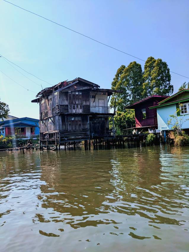 Cölöpház a Chao Phraya folyón, Bangkokban