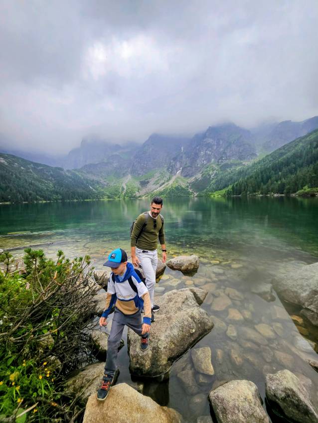 A Morskie Oko tavasszal és ősszel gyönyörű, még akkor is, ha épp be van borulva az ég
