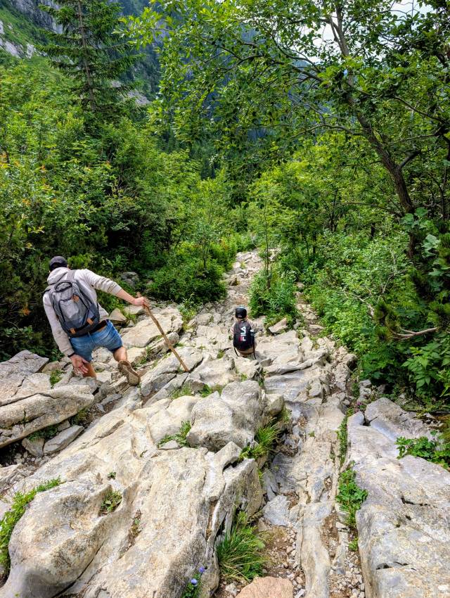 Meredek út vezet lefelé a Giewontról