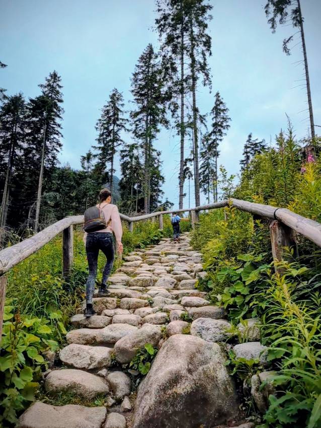Meredek ösvény a Morskie Oko felé