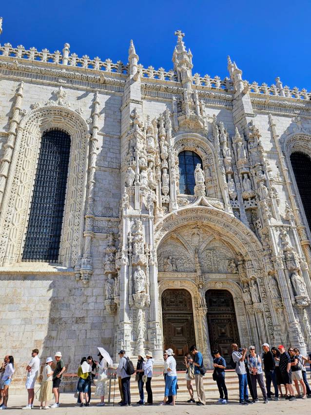 Sor a Szent Jeromos-kolostor előtt
