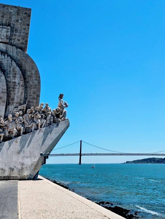 Felfedezők emlékműve a tejo folyó partján