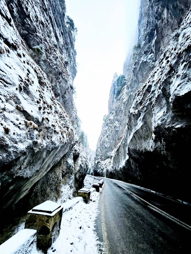 Békás-szoros, hatalmas sziklák, családi kirándulás Erdélyben